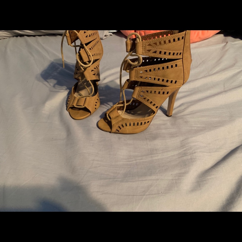 Tan heels. Size 6. Worn 2 times. Great condition.